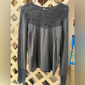 2 Tops bundle 
Size large 
Look photo